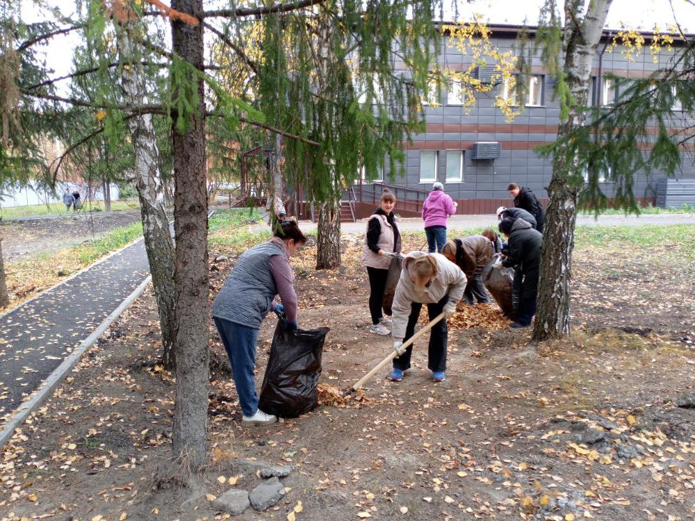 11 октября 2025г. сотрудники ГБУЗ "ОБСМЭ" приняли участие в общегородском субботнике по благоустройству и санитарной очистке территории